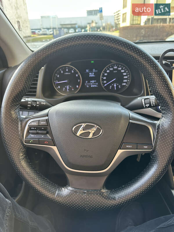 Седан Hyundai Avante 2016 в Ужгороді