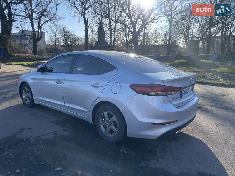 Седан Hyundai Avante 2016 в Коростене