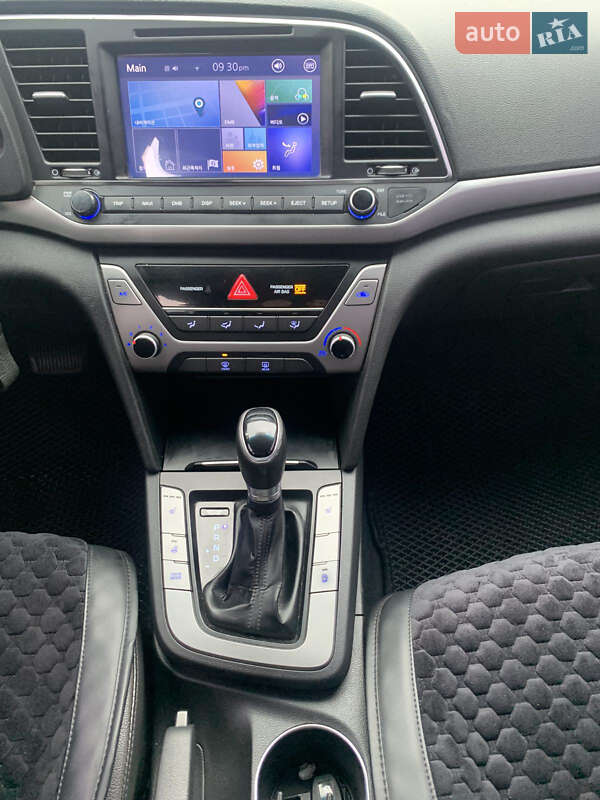 Седан Hyundai Avante 2017 в Киеве