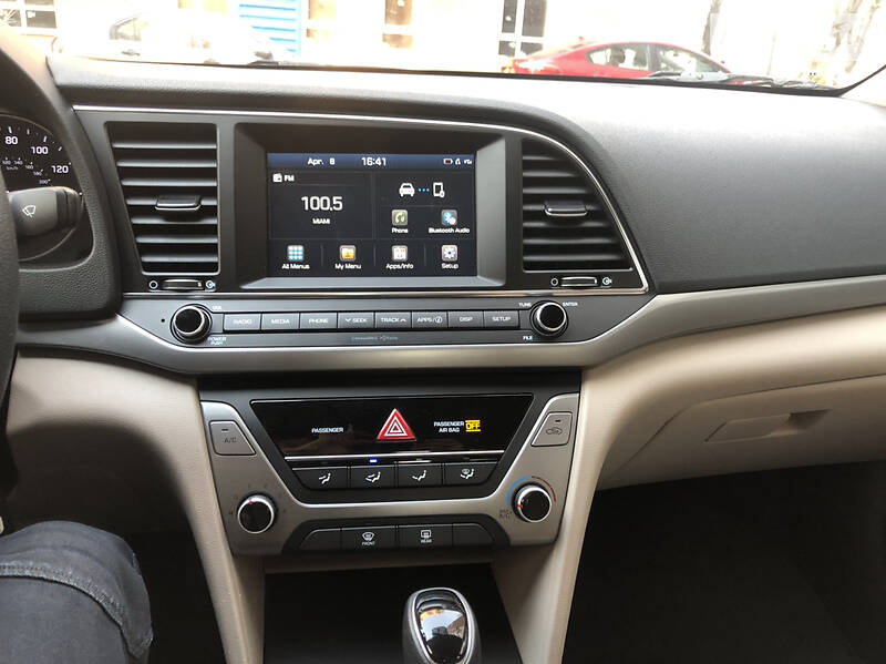 Седан Hyundai Elantra 2016 в Киеве