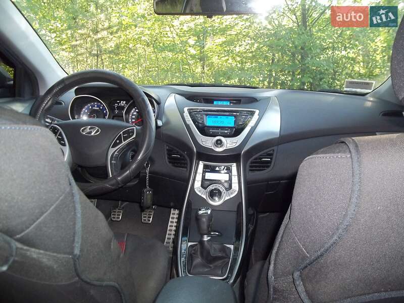 Седан Hyundai Elantra 2012 в Чернигове