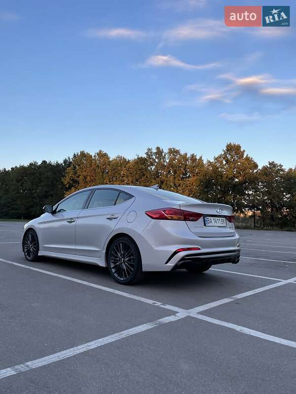Седан Hyundai Elantra 2017 в Кропивницком