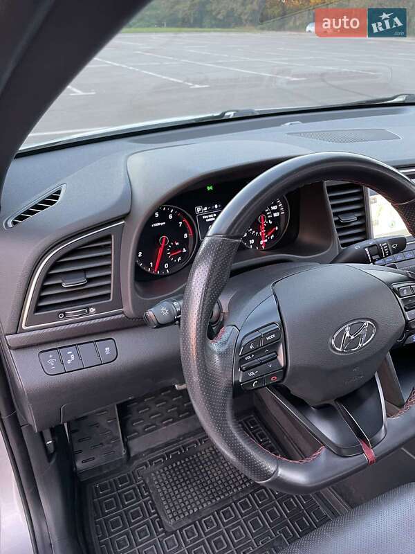Седан Hyundai Elantra 2017 в Кропивницком