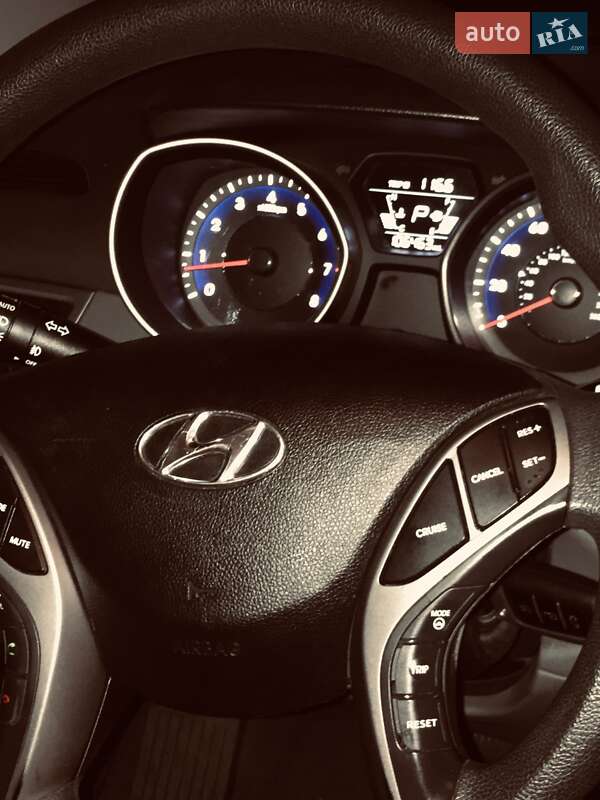Седан Hyundai Elantra 2014 в Ужгороде