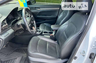 Седан Hyundai Elantra 2018 в Каменском