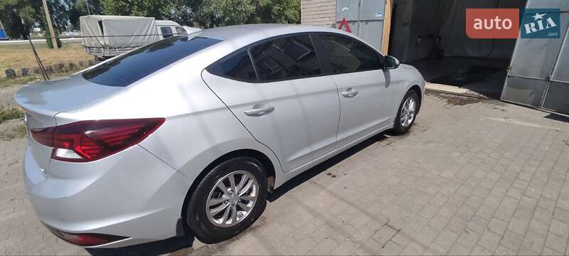 Седан Hyundai Elantra 2019 в Павлограді