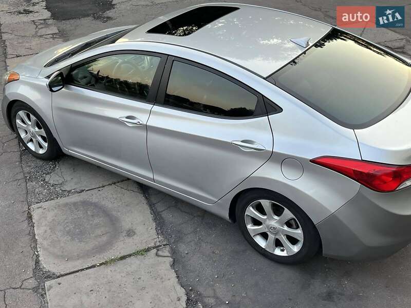Седан Hyundai Elantra 2012 в Каменском