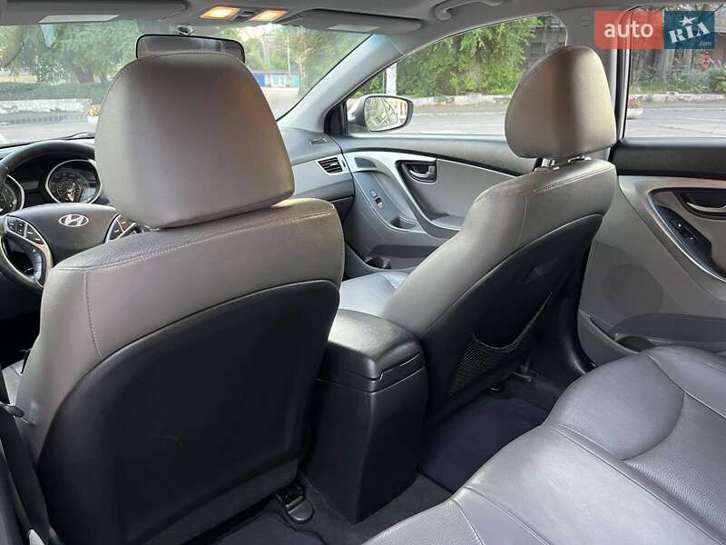 Седан Hyundai Elantra 2012 в Каменском