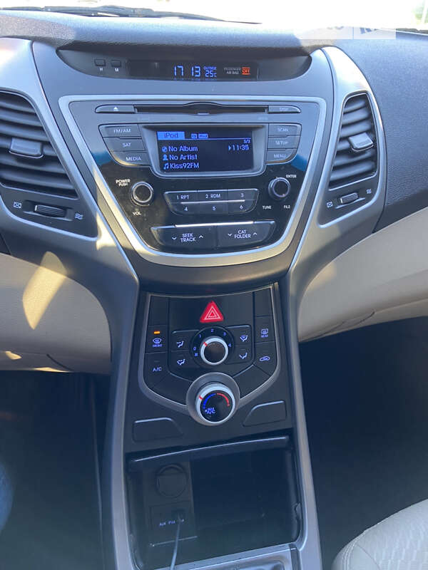 Седан Hyundai Elantra 2015 в Стрые