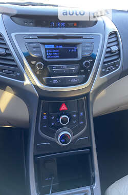 Седан Hyundai Elantra 2015 в 