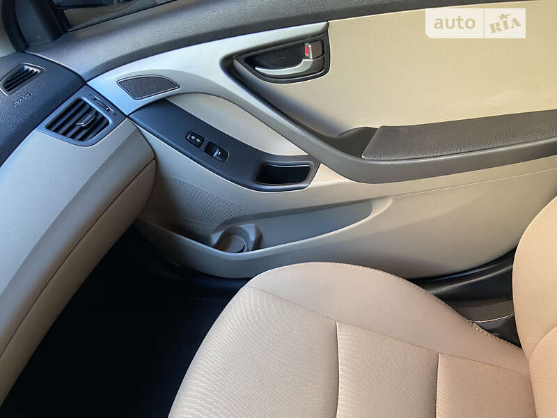 Седан Hyundai Elantra 2015 в Стрые