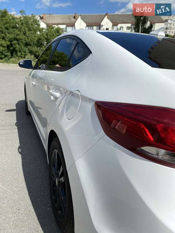 Седан Hyundai Elantra 2017 в Ровно