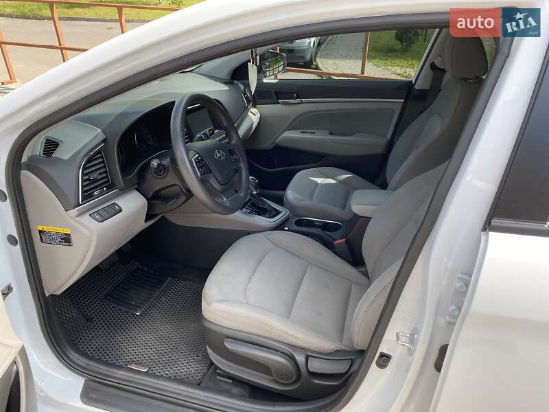Седан Hyundai Elantra 2017 в Ровно