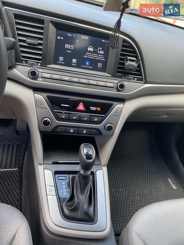 Седан Hyundai Elantra 2017 в Ровно