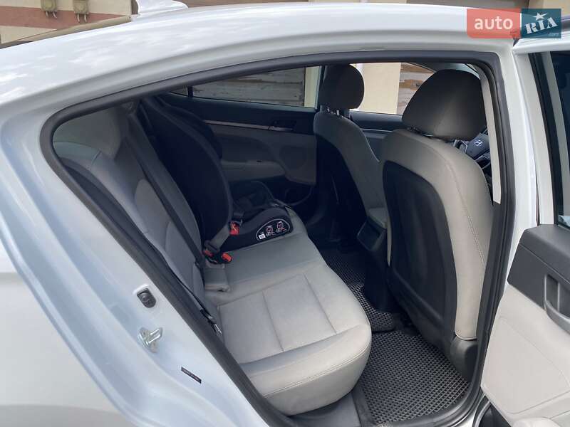 Седан Hyundai Elantra 2017 в Ровно