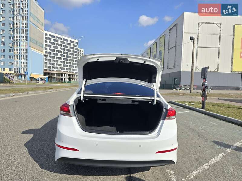 Седан Hyundai Elantra 2016 в Макарове