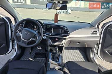 Седан Hyundai Elantra 2016 в Макарове