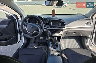 Седан Hyundai Elantra 2016 в Макарове