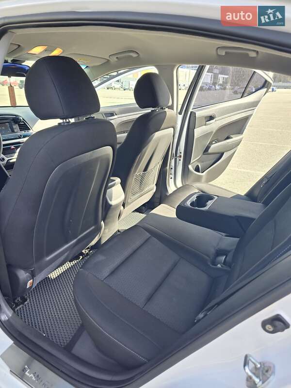 Седан Hyundai Elantra 2016 в Макарове