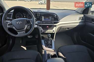Седан Hyundai Elantra 2016 в Макарове