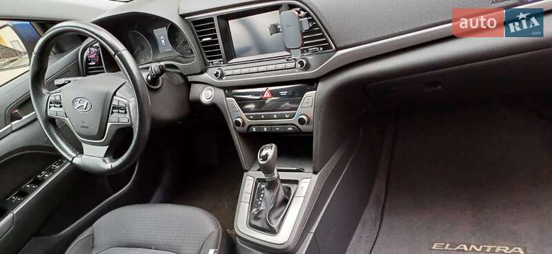 Седан Hyundai Elantra 2016 в Киеве