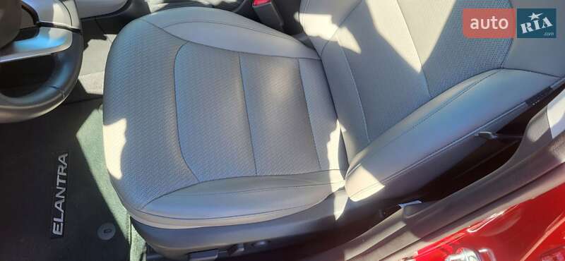 Седан Hyundai Elantra 2018 в Киеве