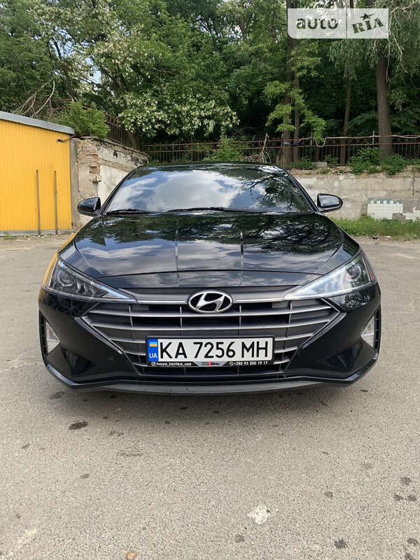 Седан Hyundai Elantra 2018 в Киеве