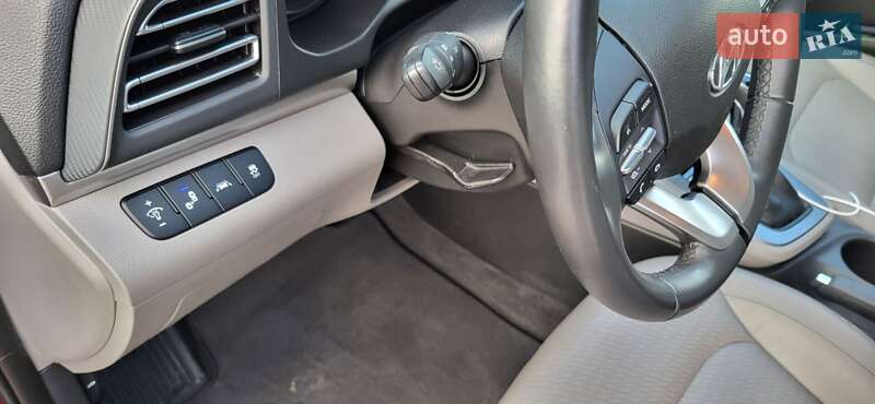 Седан Hyundai Elantra 2018 в Киеве