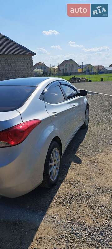 Седан Hyundai Elantra 2013 в Ужгороде