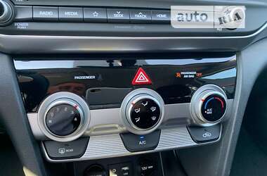 Седан Hyundai Elantra 2019 в Одессе