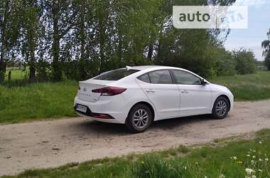 Седан Hyundai Elantra 2019 в Романіву