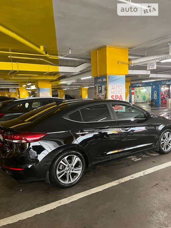 Седан Hyundai Elantra 2016 в Львове