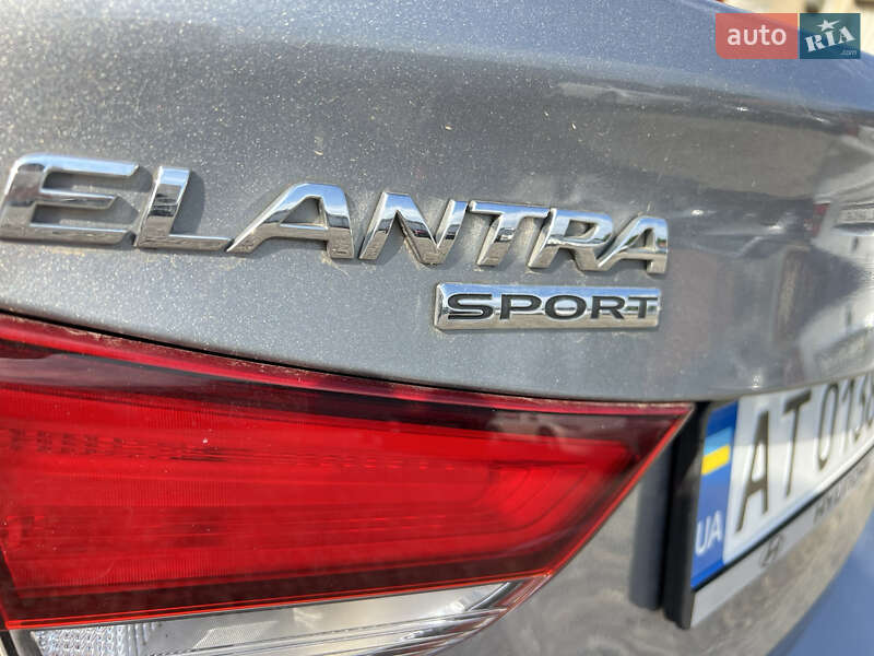 Седан Hyundai Elantra 2015 в Ивано-Франковске