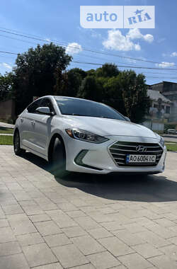 Седан Hyundai Elantra 2016 в Ужгороді