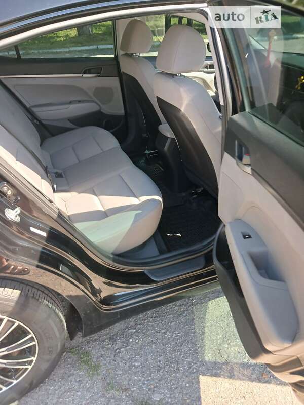 Седан Hyundai Elantra 2017 в Чугуєві