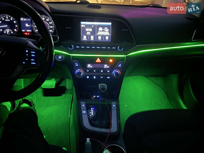 Седан Hyundai Elantra 2017 в Киеве