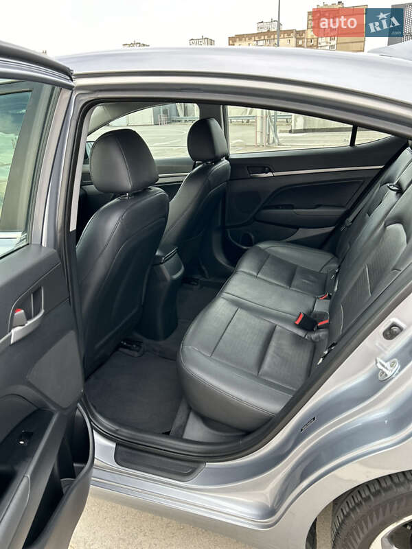 Седан Hyundai Elantra 2016 в Києві