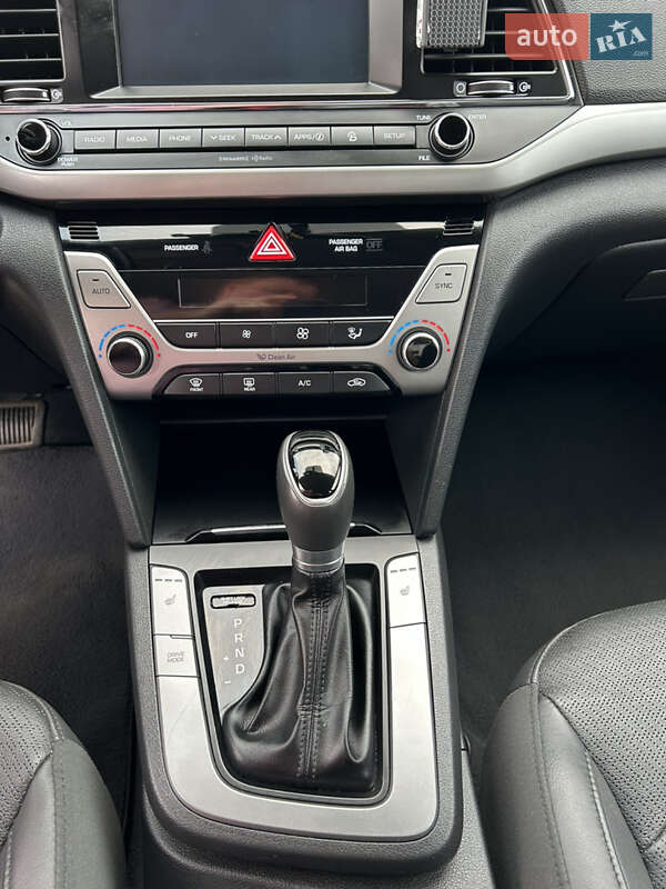 Седан Hyundai Elantra 2016 в Києві