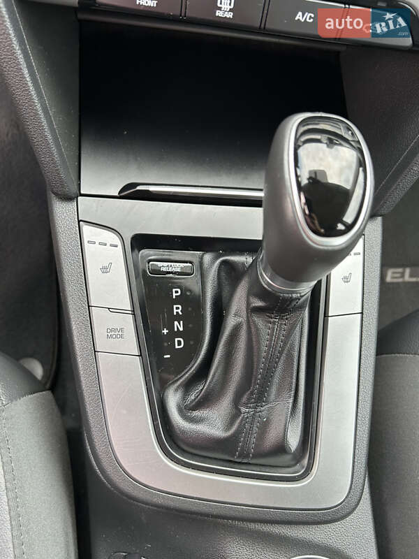 Седан Hyundai Elantra 2016 в Києві