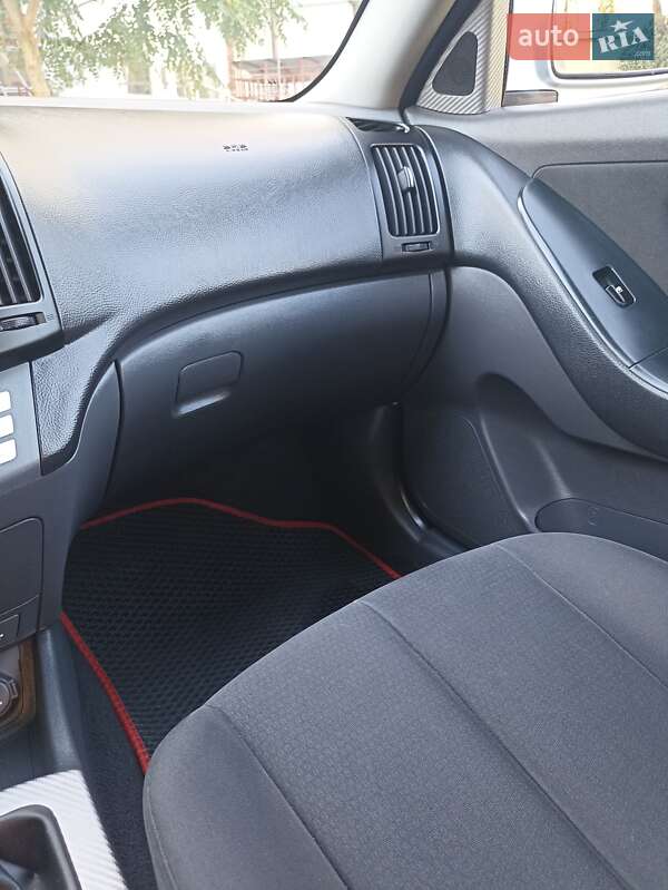 Седан Hyundai Elantra 2008 в Киеве