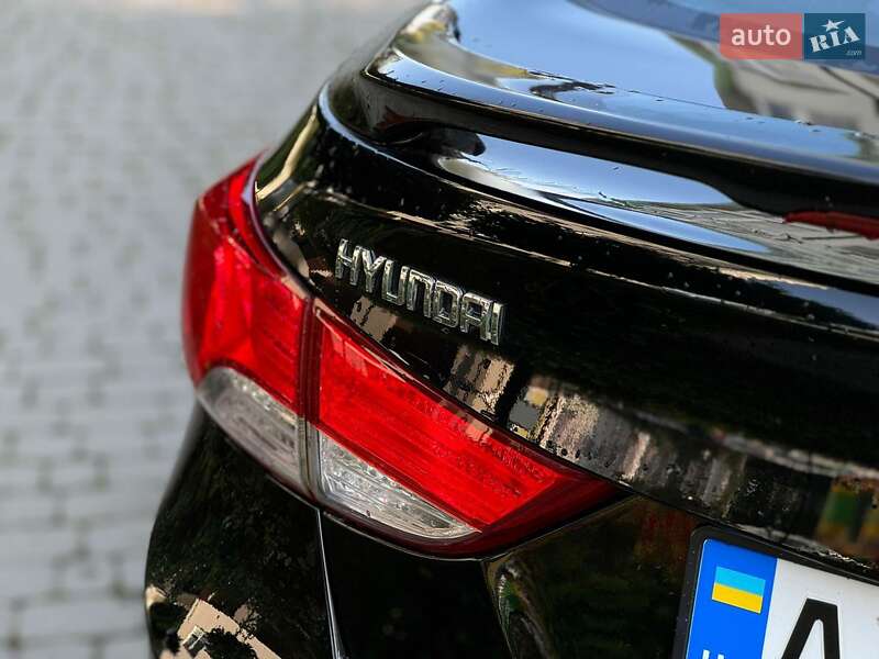Седан Hyundai Elantra 2012 в Івано-Франківську