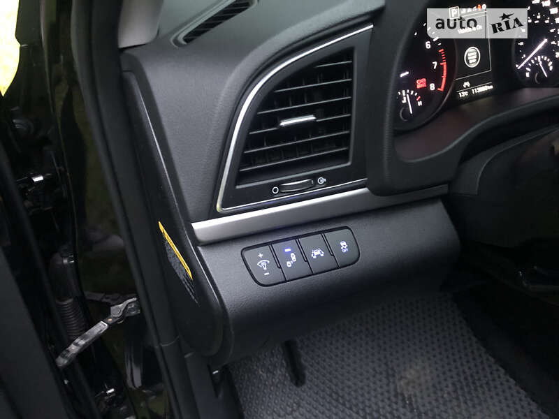 Седан Hyundai Elantra 2018 в Львові