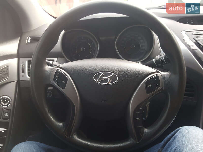 Седан Hyundai Elantra 2013 в Львові