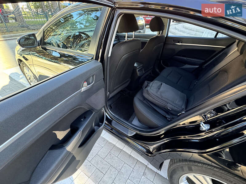Седан Hyundai Elantra 2018 в Киеве
