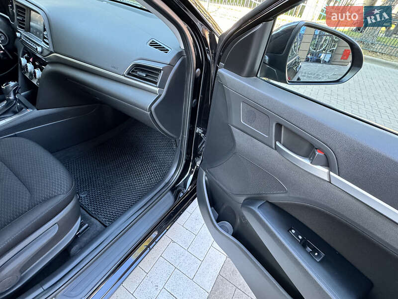 Седан Hyundai Elantra 2018 в Киеве