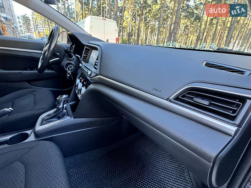 Седан Hyundai Elantra 2018 в Киеве