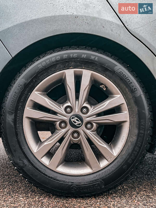Седан Hyundai Elantra 2016 в Киеве