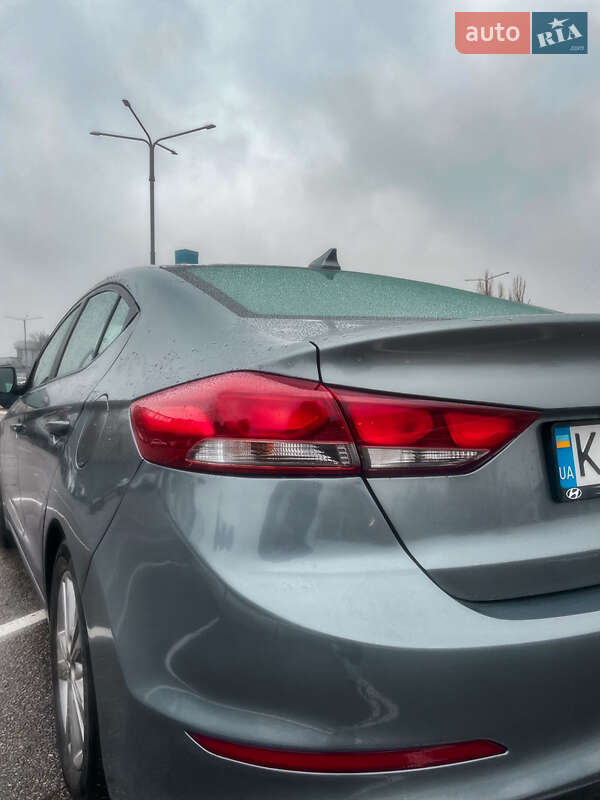Седан Hyundai Elantra 2016 в Киеве