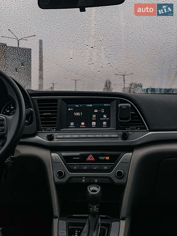 Седан Hyundai Elantra 2016 в Киеве