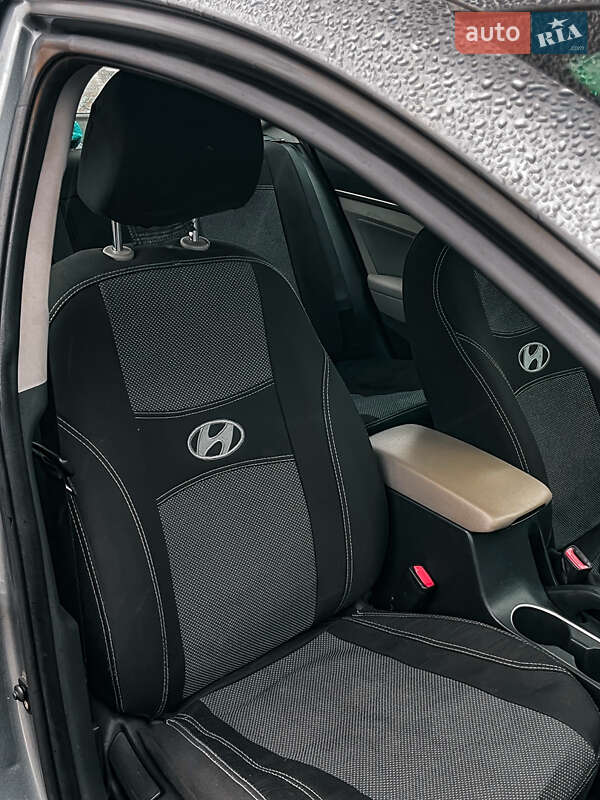 Седан Hyundai Elantra 2016 в Киеве